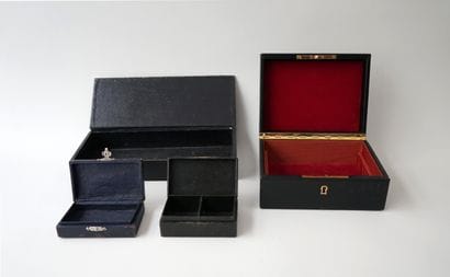 Ensemble de 4 boîtes anciennes en cuir ou...