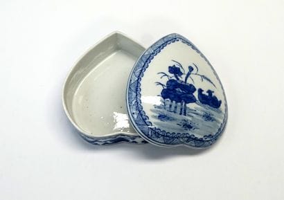 Boite couverte en forme de coeur en porcelaine...