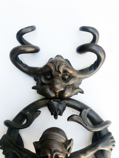 Heurtoir de porte en bronze à patine brune...