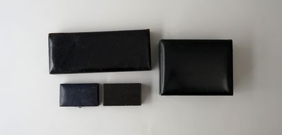 Ensemble de 4 boîtes anciennes en cuir ou...