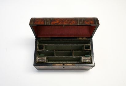 Coffret à lettres ou à écrire à couvercle...