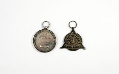 Ensemble de 2 médailles maçonniques en argent...