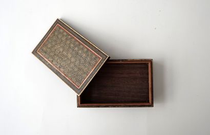 Boîte en marquetterie de bois et d'os formant...
