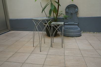 Ensemble de 2 tables gigognes en métal argenté...