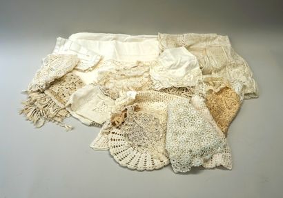 Ensemble de napperons, linge de maison, etc....