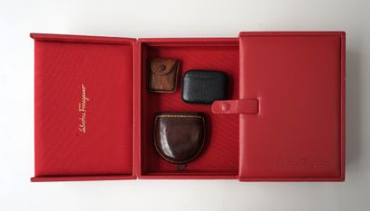 FERRAGAMO - Coffret en simili cuir rouge....