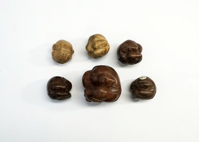 Ensemble comprenant 6 yogis en bois exotique....