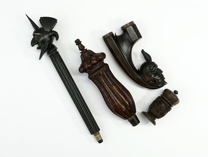 Ensemble de 2 éléments divers en bois tourné...