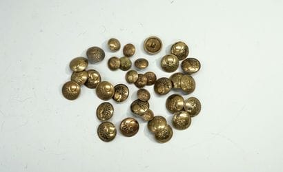 Lot de boutons militaires de tailles diverses...