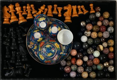 Ensemble de petites boules de pierres dures...