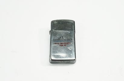 ZIPPO petit briquet en métal chromé à décor...