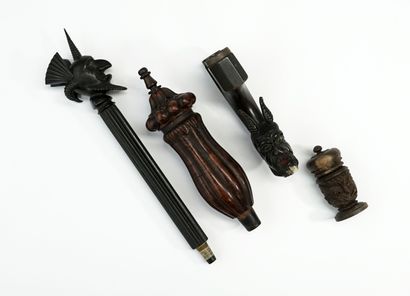 Ensemble de 2 éléments divers en bois tourné...