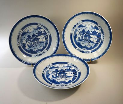 Ensemble de 3 coupes rondes en porcelaine...