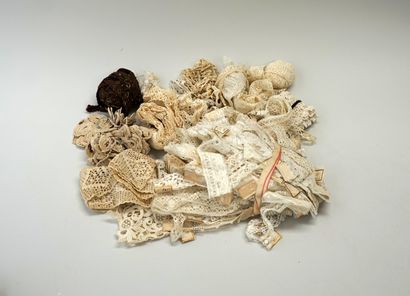 Ensemble de dentelles, galons, etc. au mètre....