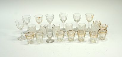 Ensemble de verres à liqueurs dont 7 sur...