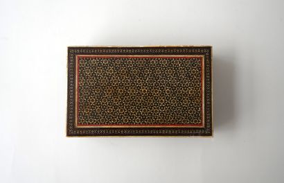 Boîte en marquetterie de bois et d'os formant...