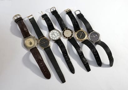 Ensemble de 6 montres bracelet métal doré...