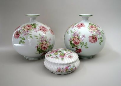 BERNARDEAU, Limoges - 1 paire de vases boules...