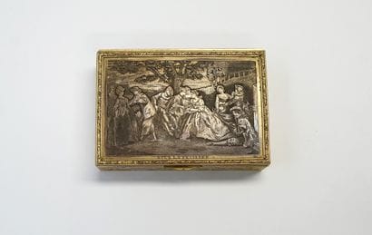 Coffret en métal doré à décor de scène galante...