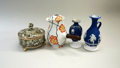 Ensemble en porcelaine polychrome et biscuit...