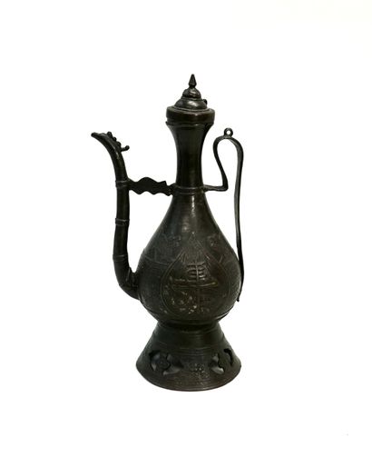 Verseuse piriforme couverte en bronze à décor...