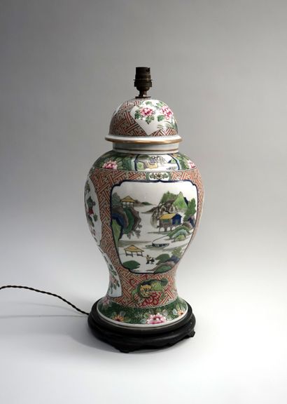 Pot couvert balustre en porcelaine polychrome...