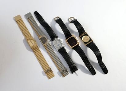 Ensemble de 5 montres bracelet métal doré...