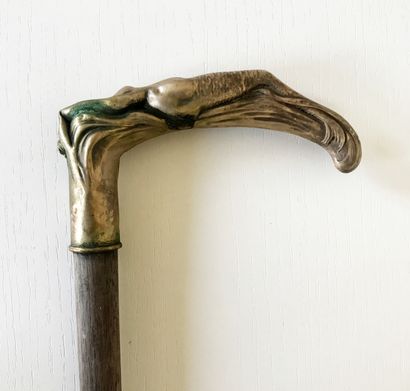 Canne à pommeau en métal argenté figurant...