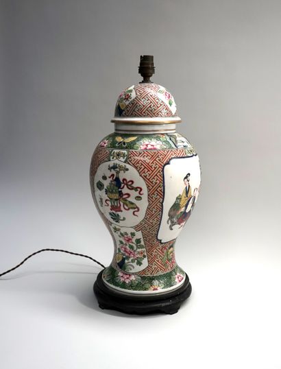 Pot couvert balustre en porcelaine polychrome...