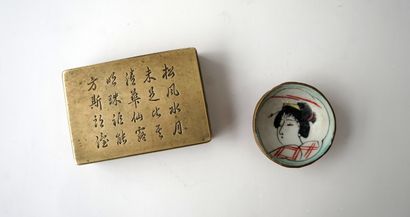 Boîte à encre en bronze ou laiton ornée d'inscriptions...