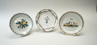 Ensemble de 3 assiettes en faïence polychrome...