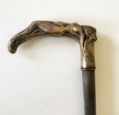 Canne à pommeau en métal argenté figurant...