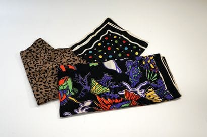ENSEMBLE de 3 FOULARDS multicolores, matières...