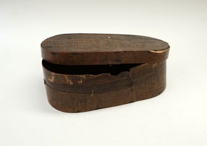 Coffret ancien en bois ovale, travail populaire....
