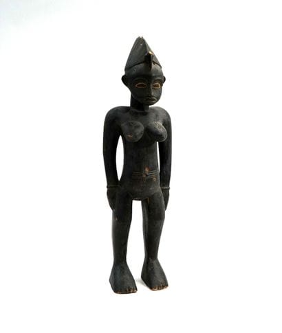 Statuette féminine nue, debout les bras le...