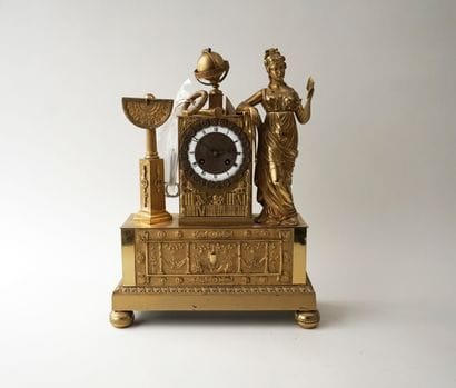 Pendule en bronze doré avec un décor reprenant...