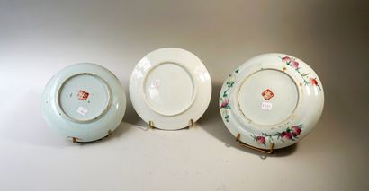 Ensemble comprenant 1 assiette en porcelaine...