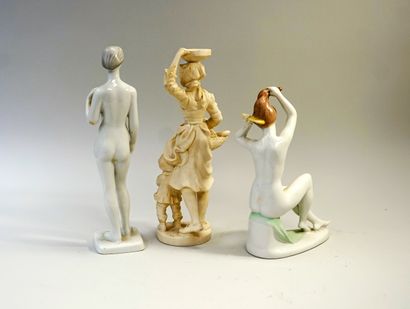 Ensemble de 3 statuettes féminines : 2 nus...