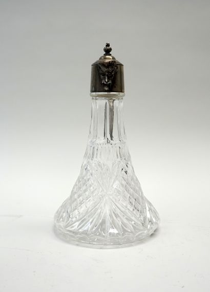 Aiguière en verre taillé, monture en métal...
