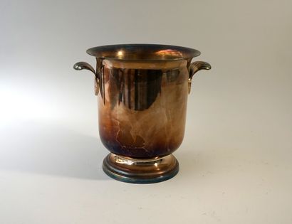 Seau à champagne sur piedouche en métal argenté....
