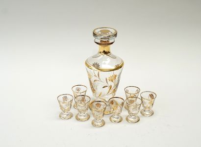 Service à liqueur en verre gravé et doré...