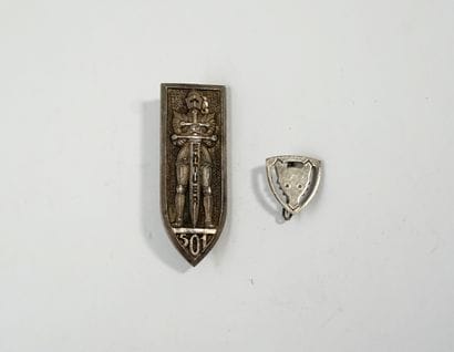 Ensemble de 2 insignes militaires en métal...