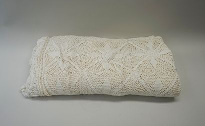 Ensemble au crochet blanc ou écru et broderies...