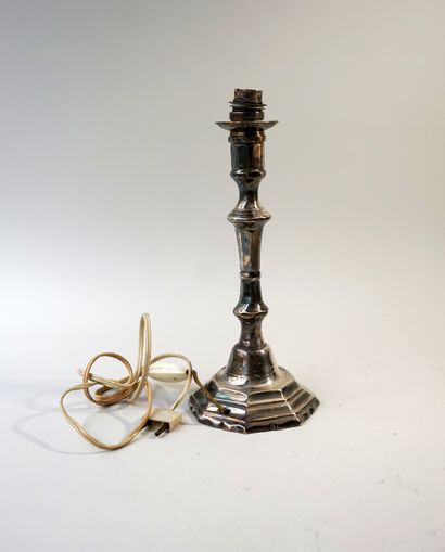 Bougeoir en métal argenté monté en lampe....