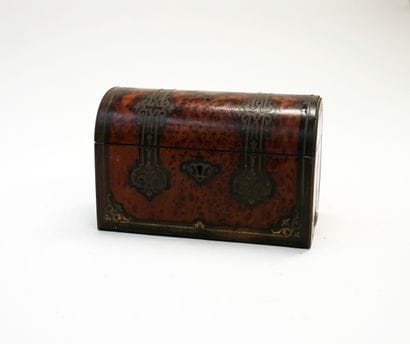 Coffret à lettres ou à écrire à couvercle...