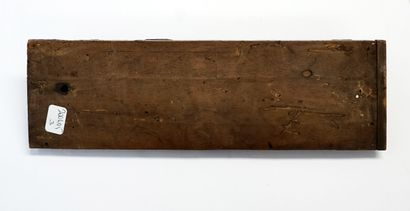 Bas-relief en bois naturel présentant une...