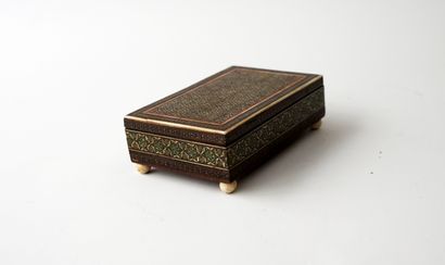 Boîte en marquetterie de bois et d'os formant...
