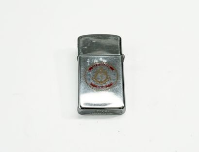 ZIPPO petit briquet en métal chromé à décor...