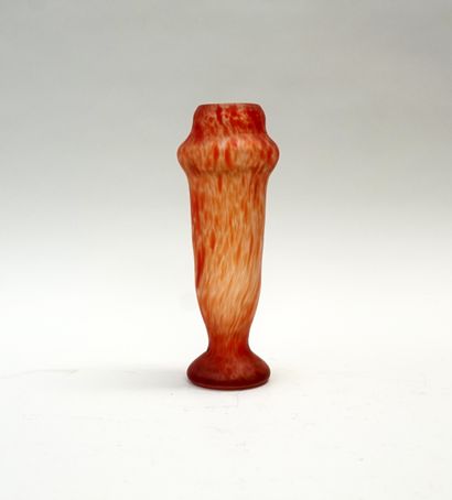 Vase de style tulipe en verre marmoréen rouge...