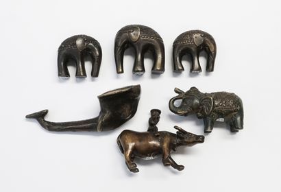 Ensemble en bronze patiné comprenant: 4 éléphants,...
